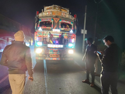 भारी वाहनों पर नो एंट्री और कोहरे में सुरक्षा को लेकर चलाया गया अभियान 